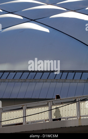 Tokyo Dome-Baseball-Stadion und eine Fußgängerbrücke Bunkyo Tokio Japan Stockfoto