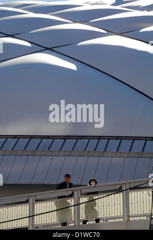 Tokyo Dome-Baseball-Stadion und eine Fußgängerbrücke Bunkyo Tokio Japan Stockfoto