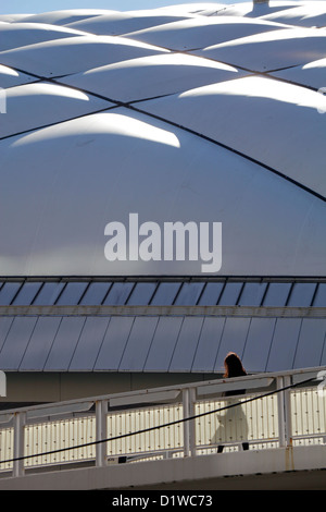 Tokyo Dome-Baseball-Stadion und eine Fußgängerbrücke Bunkyo Tokio Japan Stockfoto