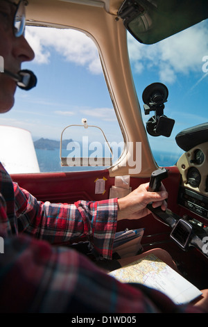 Ein Pilot am Steuer ein Leichtflugzeug, Northland, Nordinsel, Neuseeland überfliegen. Stockfoto