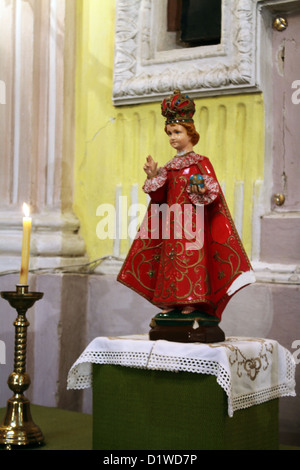 Skulptur heilige Kind Jesus von Prag in der Kathedrale von Peter und Paul, Luzk, Ukraine Stockfoto