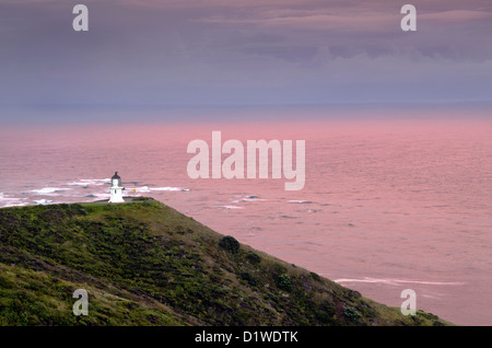 Mythische Sonnenaufgang am CApe Reinga, wo die Geister dieser Welt fahren Stockfoto