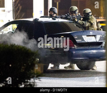 6. Januar 2013 - Modesto, CA, USA - Modesto SWAT Mitglieder gehen in Deckung hinter einem Polizeiauto und Zielen auf das Innere des Ladens. Ein Ständer aus mit Modesto Polizei endete Sonntag, 6. Januar 2013 Nacht nachdem SWAT ein Zimmer in einer Shell-Tankstelle in der 1700-Block der Oakdale Rd berechnet und den Mann verhaftete, die auf Drogen zu sein schien. (Kredit-Bild: © Marty Bicek/ZUMAPRESS.com) Stockfoto