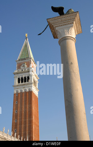 Saint Mark's Glockenturm und geflügelten Löwen, Venedig, Italien Stockfoto