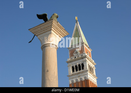 Saint Mark's Glockenturm und geflügelten Löwen, Venedig, Italien Stockfoto