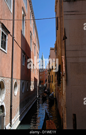 Markusplatz Glockenturm Aussicht aus dem Kanal. Venedig, Italien. Stockfoto