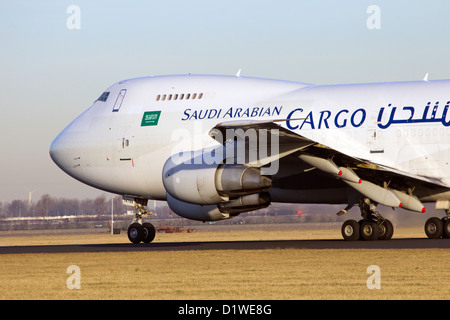 Saudi Arabian Airlines Cargo Boeing 747 nehmen Sie vom Flughafen Amsterdam Schiphol Stockfoto