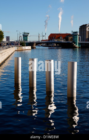 Blick nach Nordosten in den Hafen von Kopenhagen aus dem Bereich außerhalb des Black Diamond-Gebäudes in Richtung Knippelsbro (Brücke). Stockfoto