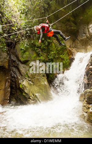 Junge fette Frau hängen über einem Wasserfall Stockfoto