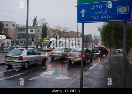 Gefällte Bäume und große Pfützen Verkehr zu verzögern und verursachen Staus auf dem Herzl Boulevard, eine Hauptverkehrsader in Jerusalem die Bundesstraße 1 nach Tel-Aviv mit sich bringt. Jerusalem, Israel. 7. Januar 2012.  Ein extreme Winter Sturm tobt bundesweit in Israel bringt heftige Regenfälle und starke Winde verursacht Überschwemmungen, gefällte Baum, Stromausfälle und Staus bundesweit. Möglich Schneefall wird in den nächsten Tagen in Jerusalem prognostiziert. Stockfoto