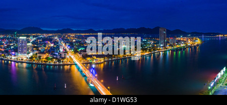 Erhöhten Blick auf Da Nang Stadt bei Nacht, Vietnam Stockfoto