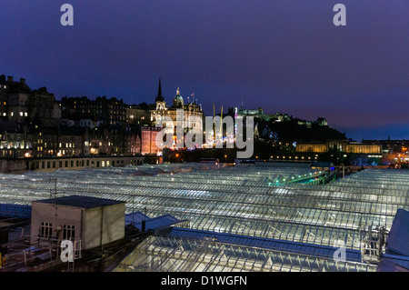 Nachtansicht des neuen Glasdach am Bahnhof Waverley im schottischen Edinburgh mit Unterhaltung Weihnachtslichter Stockfoto