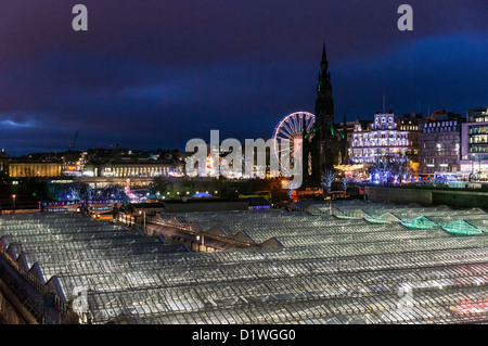 Nachtansicht des neuen Glasdach am Bahnhof Waverley im schottischen Edinburgh mit Unterhaltung Weihnachtslichter Stockfoto