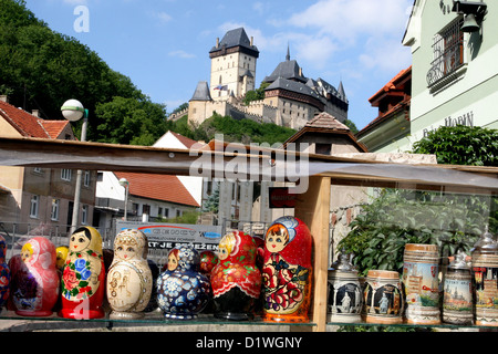 Schloss Karlstejn, Straße der Altstadt, Verkauf von russischen matryoshka Puppen ist in der Regel ein Souvenir in tschechischen Dorf, Es ist schrecklich Stockfoto