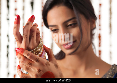 Indische Braut trägt Armreifen Stockfoto