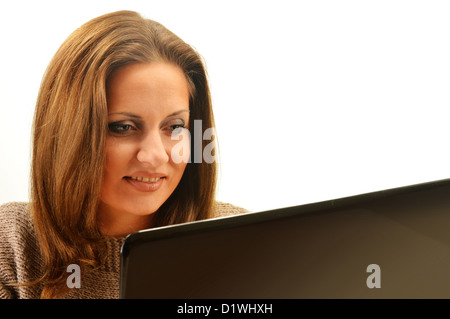 Junge Frau, die im Internet surfen Stockfoto