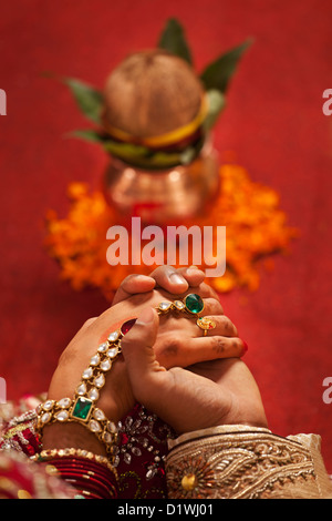 Nahaufnahme des Bräutigams Bräute Hand hält Stockfoto