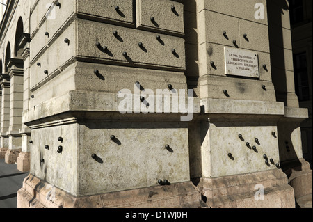 Budapest. Stahlkugeln an der Fassade des ethnographischen Museums in Erinnerung an Menschen, die von der ungarischen kommunistischen Regime getötet. Stockfoto