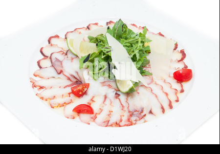 Carpaccio vom Octopus in einem Restaurant auf einem weißen Hintergrund Stockfoto