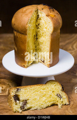 Panettone. Ein süßes Brot Brot aus Italien, traditionell zu Weihnachten und Neujahr gegessen. Stockfoto