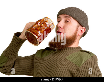 Glückliche junge, bärtigen Kerl trinken Bier aus dem Glas auf weißem Hintergrund Stockfoto