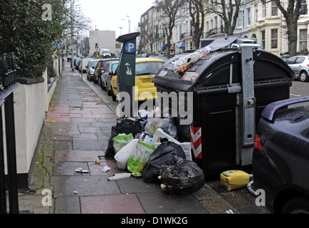 Brighton UK 7. Januar 2013 - überfüllt Gemeinschaft Abfallbehälter im oberen Steingärten Brighton Stockfoto