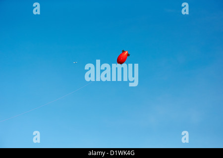 Demonstranten gegen einen Vorschlag der Wind Turbine fliegen ein Luftschiffes, um die potenziellen Sichtauswirkung markieren Stockfoto