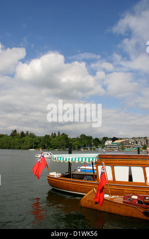 Steam starten und Red Ensign Bowness auf Windermere Cumbria England UK Stockfoto