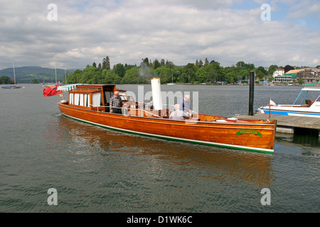 Steam starten und Red Ensign Bowness auf Windermere Cumbria England UK Stockfoto