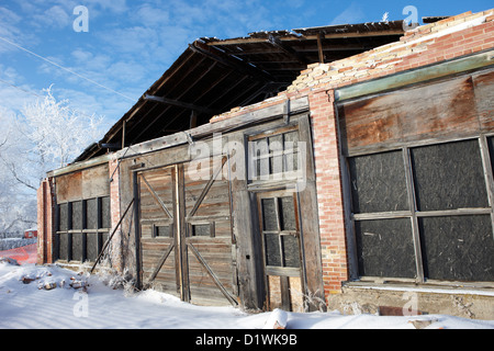 Ziegelgebäude mit kleinen alten hölzernen Türen, mehrere kleine Fenster