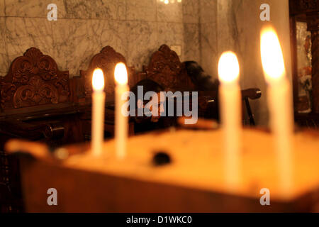 7. Januar 2013 - Gaza-Stadt, Gazastreifen, Palästinensische Gebiete - zündet palästinensischen orthodoxen christlichen Mädchen eine Kerze in der Kirche während der Weihnachtsfeier am 7. Januar 2013 in Gaza-Stadt. Orthodoxe Weihnachten fällt nach dem gregorianischen Kalender 13 Tage nach das 25 Dezember westlichen fest im Einklang mit dem Julianischen Kalender gefeiert (Credit-Bild: © Ashraf Amra/APA Images/ZUMAPRESS.com) Stockfoto