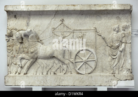 Römischen Relief aus einem Gedenkstein an die Schlacht von Actium (31 v. Chr.). Detail einer Prozessionsstraße Szene. Marmor. Stockfoto