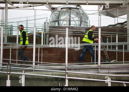 London, UK. 7. Januar 2013. Die EDG Energy London Eye geschlossen in dieser Woche für die jährliche Wartung und Instandsetzung. Das Wahrzeichen von London wird am 19. Januar wieder geöffnet. George Henton / Alamy Live News. Stockfoto