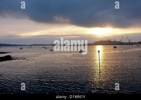 Die Aussicht vom Flushing nach Falmouth docks eines Winter morgens im Jahr 2013 Stockfoto