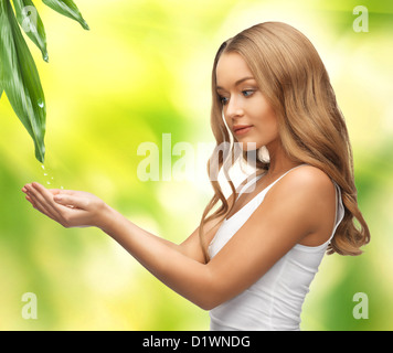 Frau hält so etwas auf den Handflächen Stockfoto