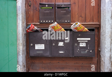 Alten Briefkästen, junk Mail, Arles, Provence, Frankreich Stockfoto