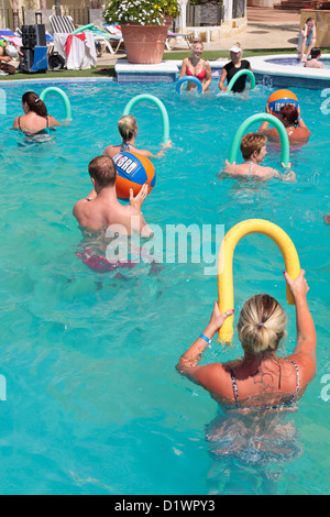 Wassergymnastik im Pool in einem Resort auf Teneriffa, Kanarische Inseln, Spanien Stockfoto