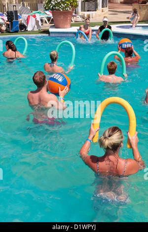 Wassergymnastik im Pool in einem Resort auf Teneriffa, Kanarische Inseln, Spanien Stockfoto