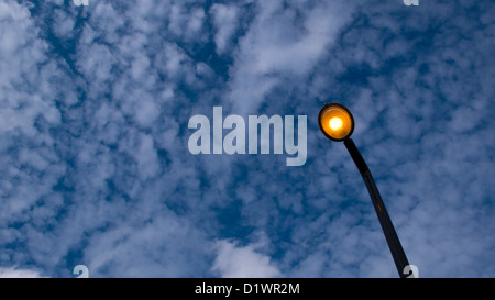 Beleuchtete Straße Licht gegen bewölktem Himmel Stockfoto