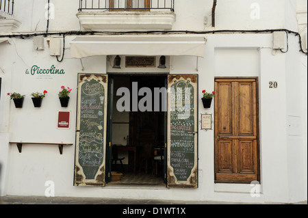 Italian Cafe in Vejer De La Frontera, eines der Pueblos Blancos oder weißen Dörfer von Andalusien, Spanien Stockfoto