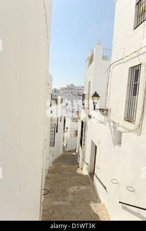 Weißen Häusern und gepflasterten Straße in Vejer De La Frontera, Spanien Stockfoto