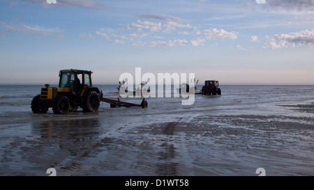 Angelboote/Fischerboote, die Landung am Strand mit Traktoren, St. Aubin Sur Mer Normandie, Frankreich, am frühen Morgen Stockfoto