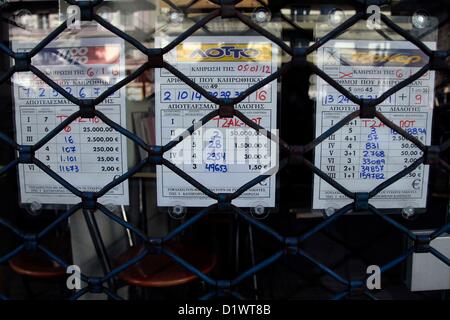 Ein geschlossener Zweig der griechischen Lotto und Sportwetten-Anbieter OPAP in Thessaloniki am 07.01.2013. Verkaufsstellen der OPAP protestieren gegen ein neues Gesetz zur Besteuerung auf Sportwetten und Lotterien erhöhen. Foto: Alexandros Michailidis / Kunst des Fokus Stockfoto