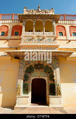 Blick auf das Peacock-Tor im City Palace in Jaipur, Rajasthan, Indien. Stockfoto