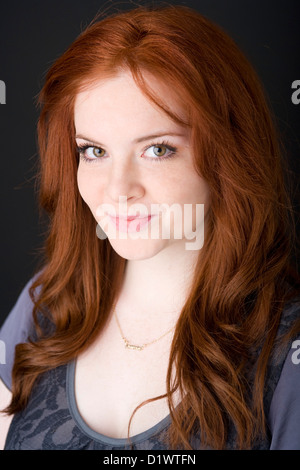 Porträt einer jungen Frau mit leuchtend roten Haaren. Stockfoto