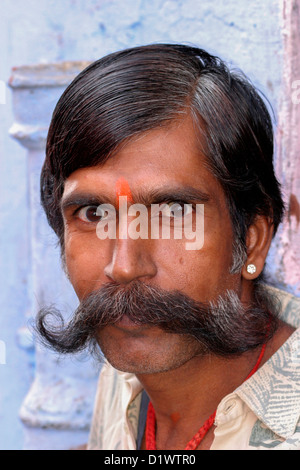 Porträt eines Mannes aus Rajasthan mit herrlichen Schnurrbart in den mittelalterlichen Mauern umgebene Wüste Stadt Bikaner, Rajasthan, Indien. Stockfoto