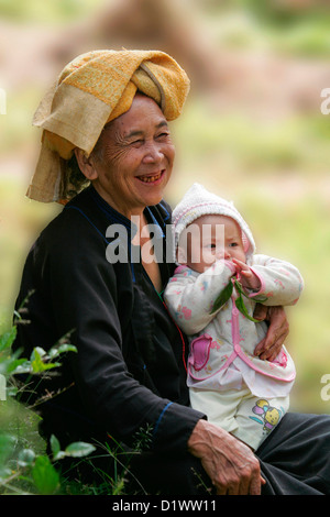 Porträt einer stolz Pa-O-Frau mit ihrem Enkelkind zwischen Taunggyi und Kakku, Shan-Staat, Burma, Myanmar, Südostasien. Stockfoto