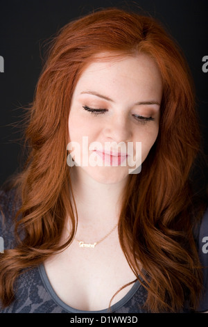 Porträt einer jungen Frau mit leuchtend roten Haaren. Stockfoto