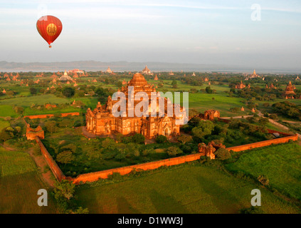 Birdseye-Blick der antiken Tempel neben dem Ayeyarwady Fluss in Bagan aus einem Heißluftballon, Burma, Myanmar. Stockfoto