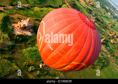 Birdseye-Blick der antiken Tempel neben dem Ayeyarwady Fluss in Bagan aus einem Heißluftballon, Burma, Myanmar. Stockfoto
